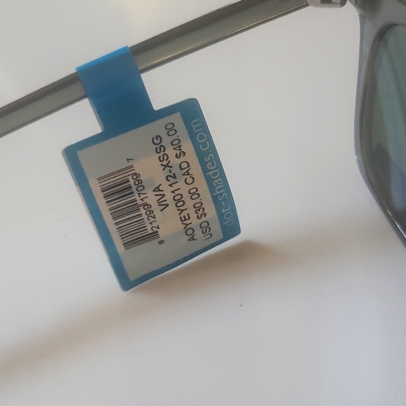 NWT. DOT DASH VIVA GREY CLASSIC FRAME SUNGLASSES - Picture 2 of 3